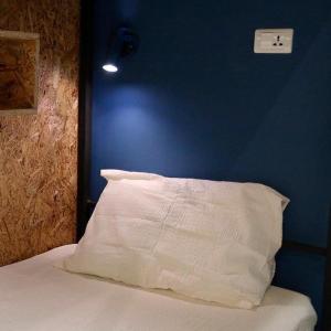 Llit o llits en una habitació de Scary Hostel