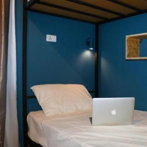 Llit o llits en una habitació de Scary Hostel