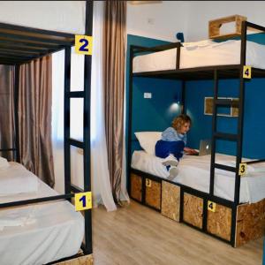 Llit o llits en una habitació de Scary Hostel