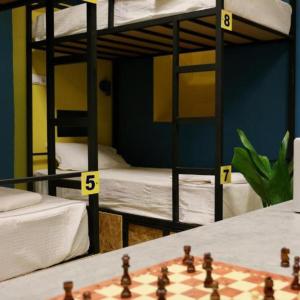 Llit o llits en una habitació de Scary Hostel