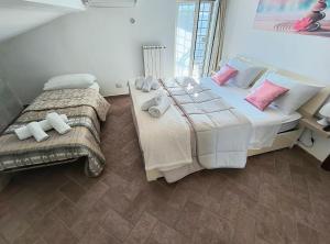a bedroom with two beds with towels on them at Appartamento la casa di Mary Anguillara Sabazia-Lago,Relax e Roma a portata di treno in Anguillara Sabazia