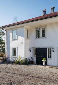 Byggingin sem sumarhúsið er í