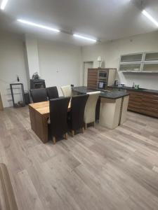 an office with a desk and chairs in a room at Seeblick Bodensee 6, free Parking, free Internet, 24 h Checkin in Bregenz