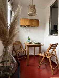 Una cocina con una mesa y sillas en una habitación. en La Perle des Falaises, en Le Tréport