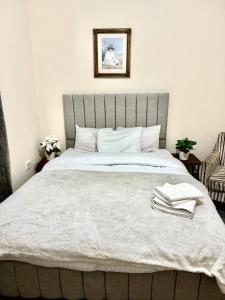 una camera da letto con un letto grande con lenzuola bianche di 2 Bed Apartment city centre a Wolverhampton Altre 16 foto
