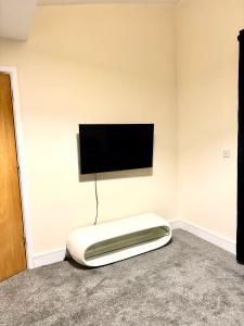 Camera con letto e TV a schermo piatto a parete. di 2 Bed Apartment city centre a Wolverhampton