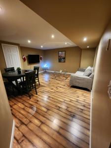 una sala de estar con un sofá y una mesa en The Cozy Den, en Ingersoll