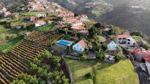 une vue aérienne d'une maison sur une colline dans l'établissement Lucky Lemons - Boutique Houses Madeira (Studio), à Calheta