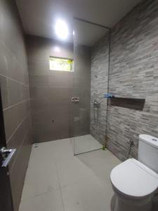 Et badeværelse på Sari Family Guest House