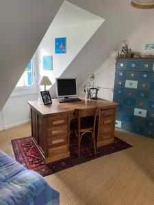 TV a/nebo společenská místnost v ubytování Maison de Campagne Le Pâtis aux Chevaux proche circuit 24H et Le Mans