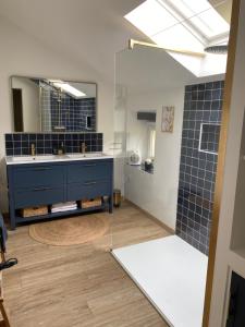 Koupelna v ubytování Maison de Campagne Le Pâtis aux Chevaux proche circuit 24H et Le Mans