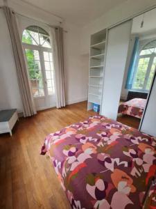 En eller flere senge i et værelse på L'isenbart, appartement de charme et central