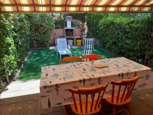 a table and chairs sitting under a pergola at Casa Licia Sorso in Marina di Sorso
