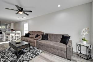 Χώρος καθιστικού στο Newly Built Home Near Downtown Louisville