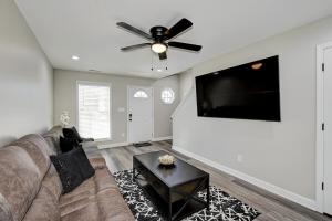 Μια τηλεόραση ή/και κέντρο ψυχαγωγίας στο Newly Built Home Near Downtown Louisville