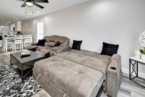 Χώρος καθιστικού στο Newly Built Home Near Downtown Louisville +17 φωτογραφίες