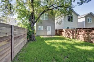 Κήπος έξω από το Newly Built Home Near Downtown Louisville