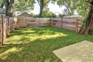 Κήπος έξω από το Newly Built Home Near Downtown Louisville