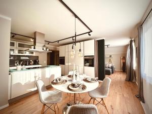 a kitchen and dining room with a table and chairs at VILLARE8 OG APARTMENT - Moderne Wohnung im Landkreis Gifhorn in Adenbüttel
