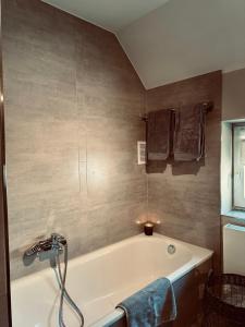 a bathroom with a bath tub and a sink at VILLARE8 OG APARTMENT - Moderne Wohnung im Landkreis Gifhorn in Adenbüttel +26 photos