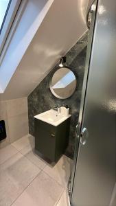 LasowkaにあるAll Season Sauna&Jacuzzi - klimatyzowane domki z widokiem na góry Kotlina Kłodzka 4km do Zieleniec SKI Arenaの洗面台と鏡のあるバスルーム