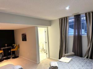 Un dormitorio con una cama y una puerta corrediza de vidrio. en Luxury & Free Parking Bachelor, en Ottawa