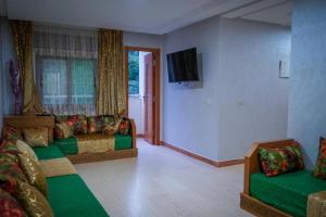 TV a/nebo společenská místnost v ubytování hotel el amri akchour