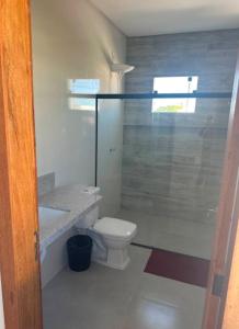 Et badeværelse på Praia e conforto