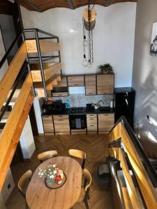 Kuchyňa alebo kuchynka v ubytovaní Dawna Mleczarnia Apartamenty LOFT