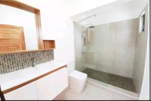 Bagno di 3bed villa with private pool and rooftop with a sea view in flic-en-flac, Mauritius