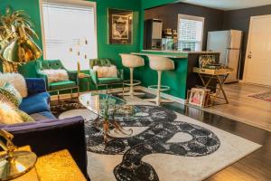 sala de estar con alfombra de serpiente en el suelo en Eccentric Bungalow East Nash Unique Design, en Nashville