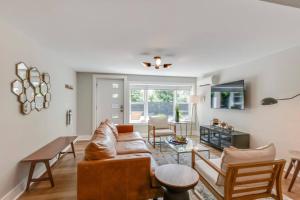 Et tv og/eller underholdning på Beautiful Bungalow Historic Franklin Quadplex