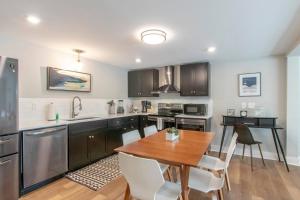 Køkken eller tekøkken på Beautiful Bungalow Historic Franklin Quadplex