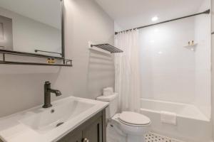 Et badeværelse på Beautiful Bungalow Historic Franklin Quadplex + 64 billeder