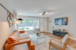 Afbeelding uit fotogalerij van Bright and Airy Historic Franklin Quadplex in Franklin