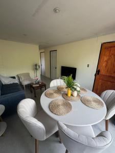 a living room with a white table and chairs at Casa Privada Descanso Naturaleza in Maule