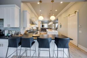 una cucina con ampia isola e sgabelli blu da bar di Ultimate Luxury Retreat Mega Mansion Pool and Spa a Nashville