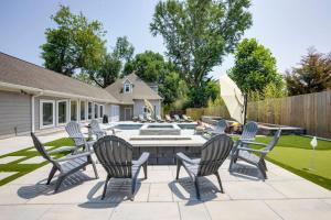 patio con sedie, tavolo e piscina di Ultimate Luxury Retreat Mega Mansion Pool and Spa a Nashville
