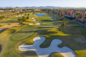- Vistas aéreas al campo de golf del complejo en Indalo Mar Menor - Cozy modern stay in Old Town near the beach, en Los Alcázares