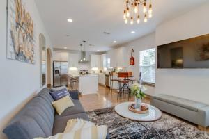 Køkken eller tekøkken på Beautiful Luxury Downtown Home Private Roofdeck