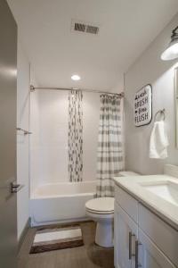 Et badeværelse på Beautiful Luxury Downtown Home Private Roofdeck + 31 billeder