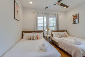 En eller flere senge i et værelse på Beautiful Luxury Downtown Home Private Roofdeck