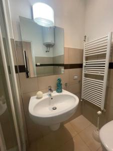 Un baño con un lavabo blanco y un espejo. en SABRINA MAISON CHIC Dolce Nido sul Mare, en San Bartolomeo al Mare 94 fotos más