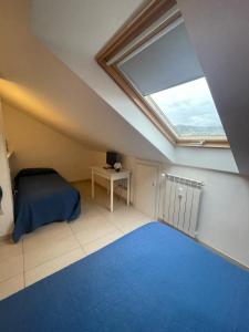 Un dormitorio con una cama y una claraboya. en SABRINA MAISON CHIC Dolce Nido sul Mare, en San Bartolomeo al Mare