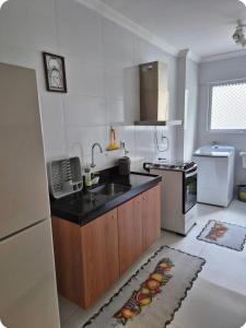 Nhà bếp/bếp nhỏ tại Apartamento Confortável e Espaçoso em Condomínio Familiar, 2 Quartos com 1 suíte e Lazer de Clube