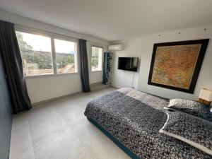 Un pat sau paturi într-o cameră la Laureto beach & E1027-Le Corbusier