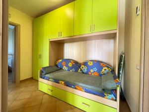 a bedroom with a bunk bed with green cabinets at Casa Vacanze presso villaggio Riva Azzurra Policoro MT int G3 in Policoro