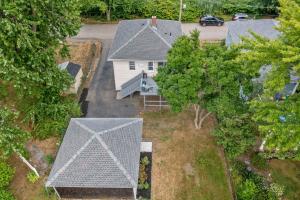 vue aérienne d'une maison avec un toit dans l'établissement COZY, MODERN, Charming Cottage 1min to the beach, à Quincy