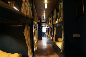 Palanda nebo palandy na pokoji v ubytování Sinhassan Dormitory Hostel Juhu