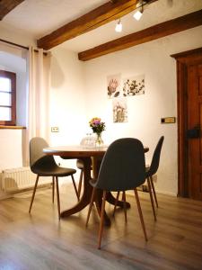 a dining room with a table and two chairs at Der Grandlhof - Ferien am Hof in Krummennaab